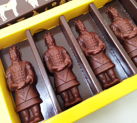 妹がくれた兵馬俑チョコ、すごい食べにくい
