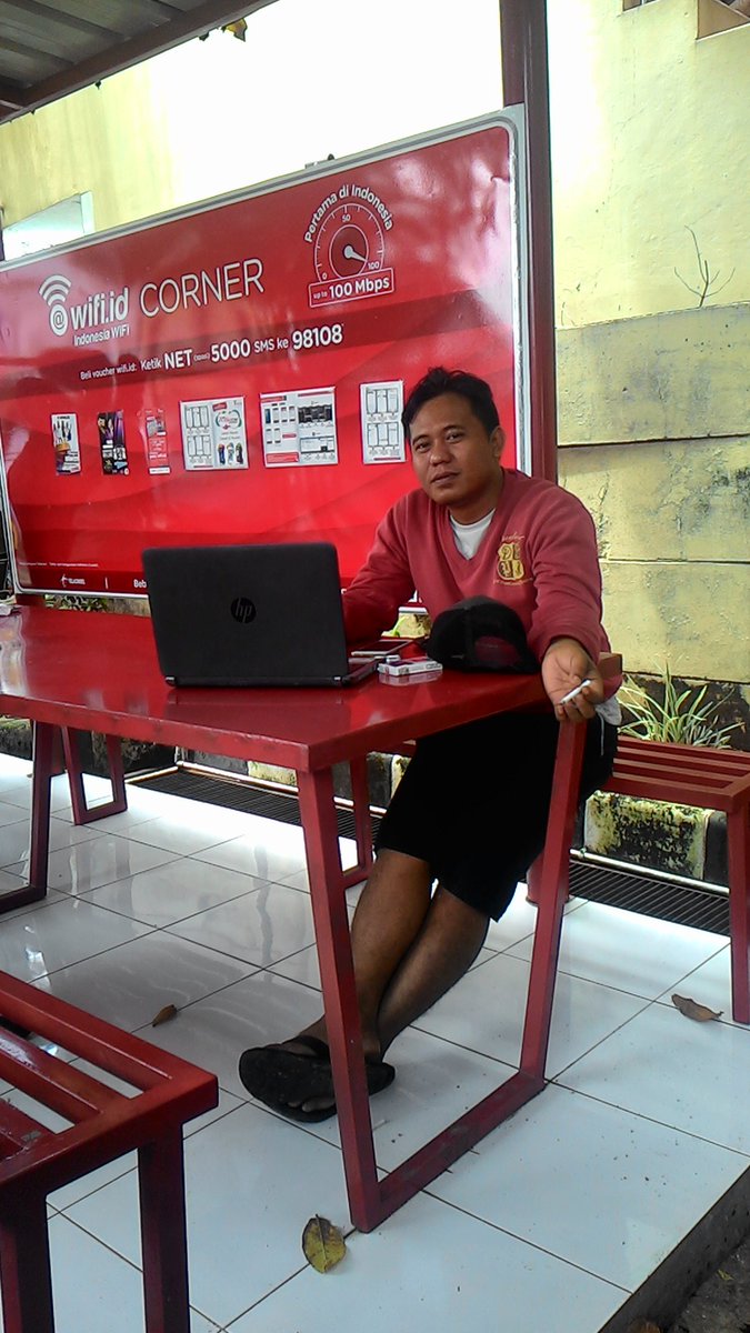 jarotfirzagmai2's tweet photo. Selagi istirahat kerja nyantai dulu sambil internetan. Wifi id emang cocok @wificorner_id #wico #plasadepok https://t.co/tucp7pkDLr