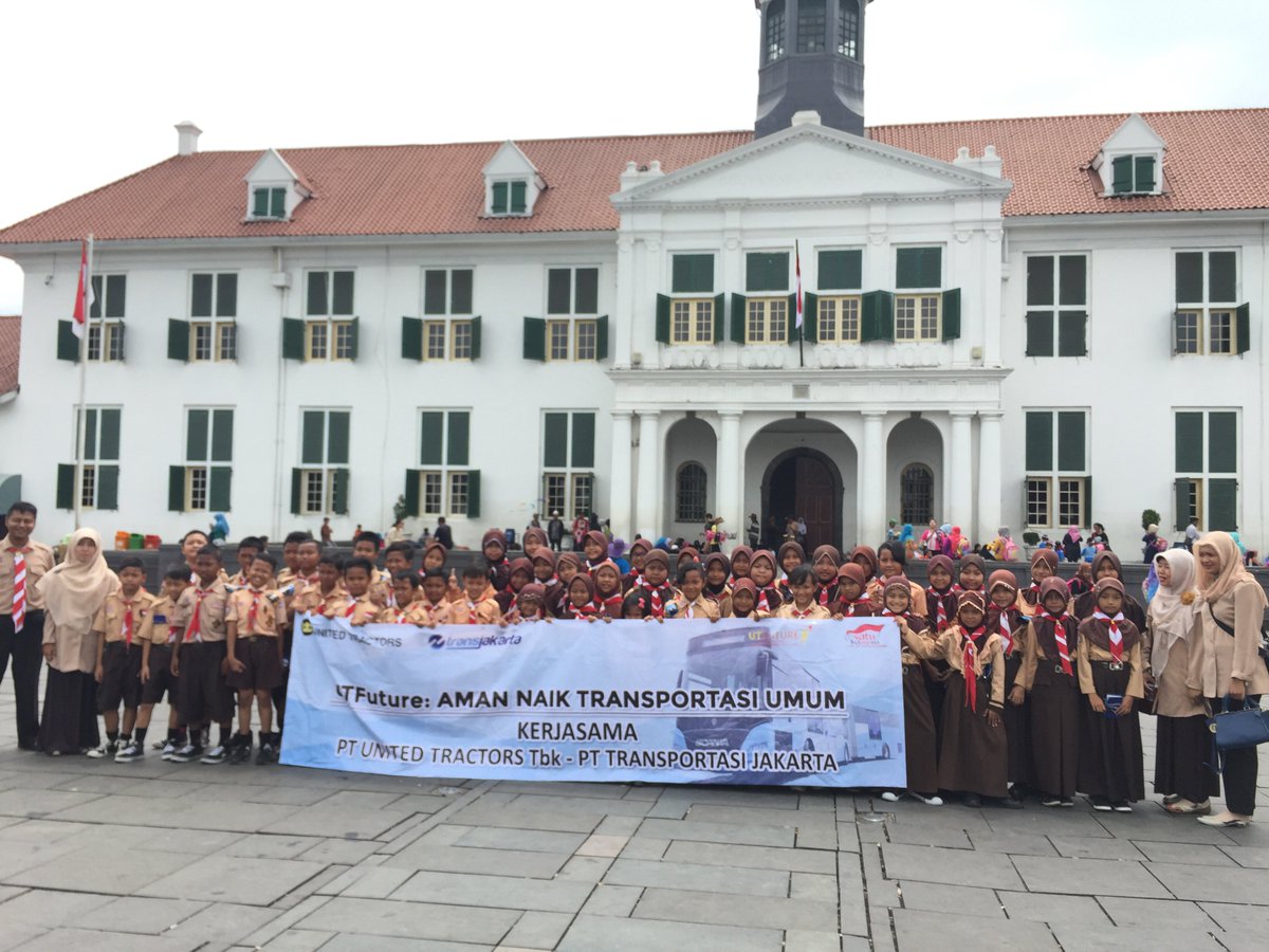 UNTROfficial's tweet photo. SDN 04 Tipar Cakung berfoto bersama dengan tim UT &amp; TJ di Kota Tua #UTFUTURE #KitaBisaLuarBiasa 👍🏻👍🏻👍🏻 https://t.co/FDak0jC9r2