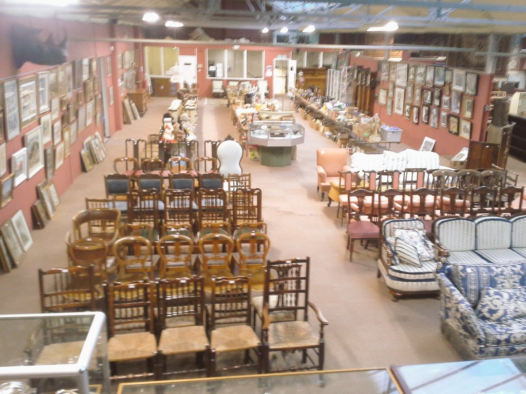 apauctioneers's tweet photo. Saleroom ready for viewing today from 10am until 8pm #Macclesfield #Cheshire #auction #antiques #Lowry https://t.co/uXigiww2lJ