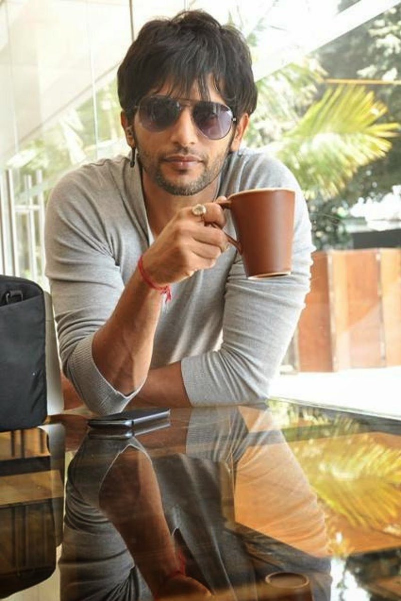 karanviruk's tweet photo. Good morning tweeples 😎😃✌ wishing u all a wonderful day. Luv to u all. 💋😘💚 @RealKVB https://t.co/lK5RtZ0NSd