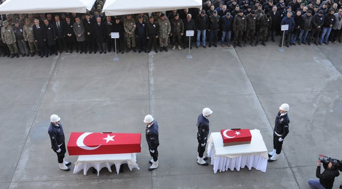 Ey, bu topraklar için toprağa düşmüş asker!
Gökten ecdâd inerek öpse o pâk alnı değer.