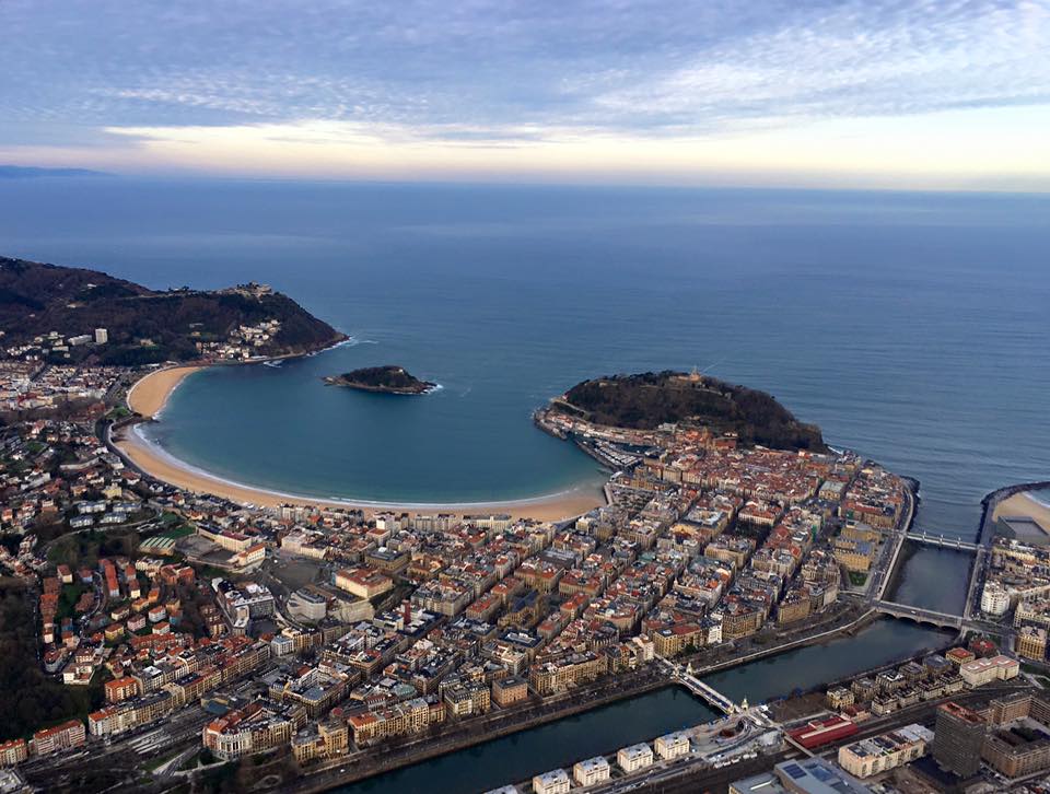 <a href="/Easoflyers/">EASOFLYERS vuelos</a> nos deja esta foto desde el cielo vigilando <a href="/DonostiakoUdala/">Donostiako Udala</a> todo listo para la #tamborrada #GoraDonosti