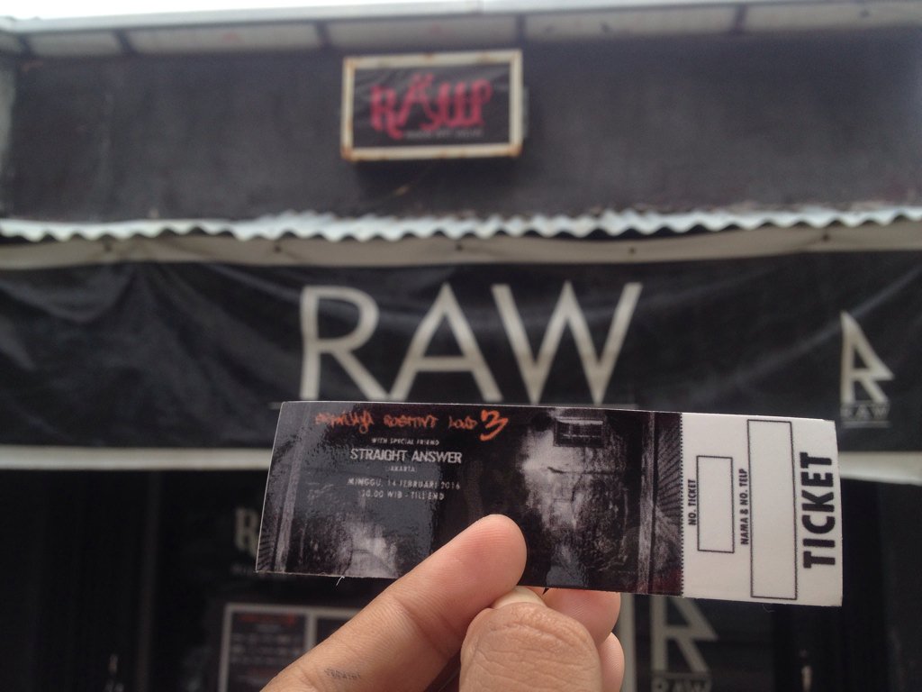 Untuk tiket gig Sriwijaya Positive Loud sudah bisa kalian dapatkan hanya di <a href="/RAWROCKARTWEAR/">RAW</a>