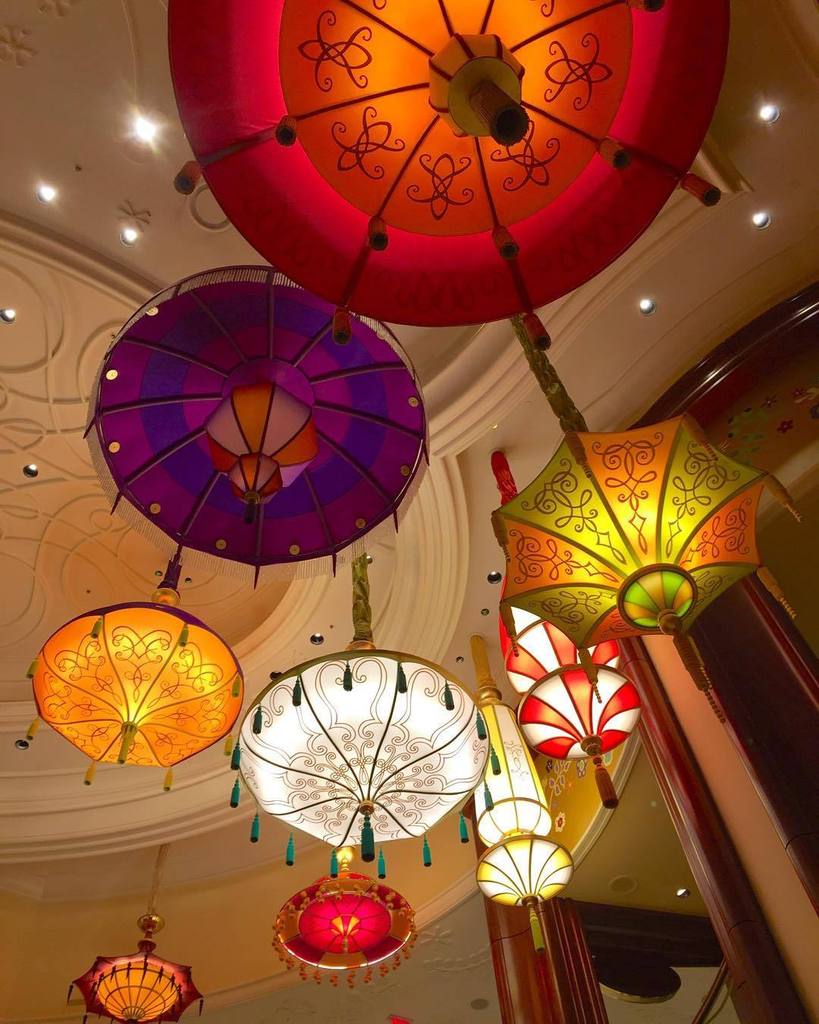 LHoltCreative's tweet photo. Look up because in Vegas more is more. #KBIS2016 #blogtour #blogtourkbis #blogtourvegas #w… https://t.co/AEQWMihzVW https://t.co/v3haLGJMqi