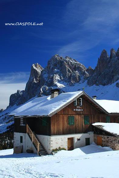 ciaspolenet's tweet photo. a malga #Brogles al cospetto delle #Odle in @altoadige_info https://t.co/GdDdtCyKB4 https://t.co/pKr5XibJas