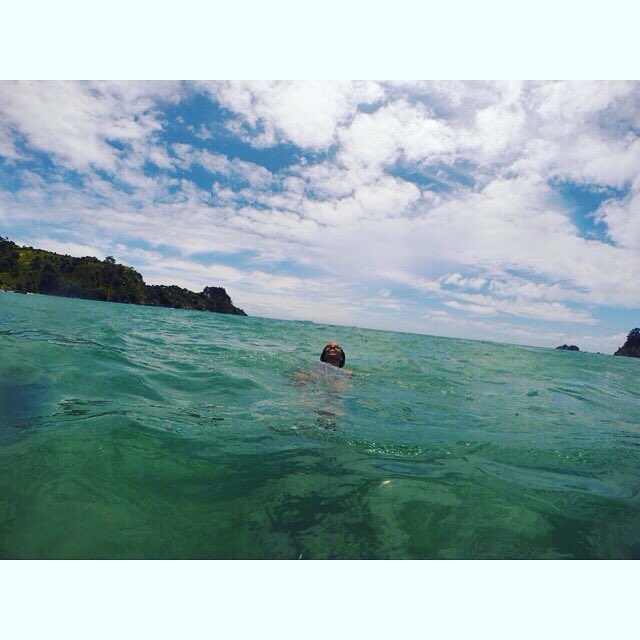 Lakezz_'s tweet image. 😂🌊 #cantfloat