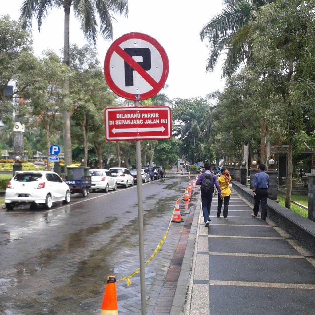 GaleriUB's tweet photo. Sekarang dilarang parkir looh.. depan perpus.
#galeriub https://t.co/2ue0TBptRi https://t.co/FoBaOeV9TP