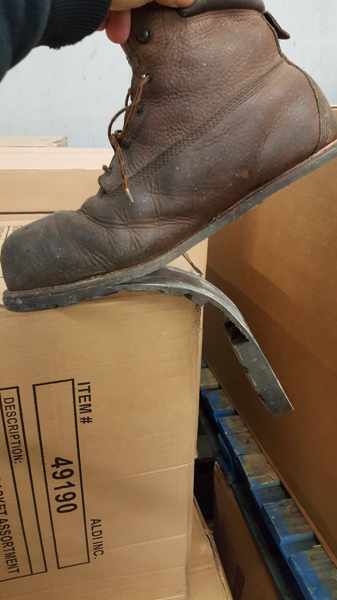 Milkman331's tweet image. @RedWingShoes , model 83610 epic boot failure.. Only 1.5yrs old. #bootfailure
