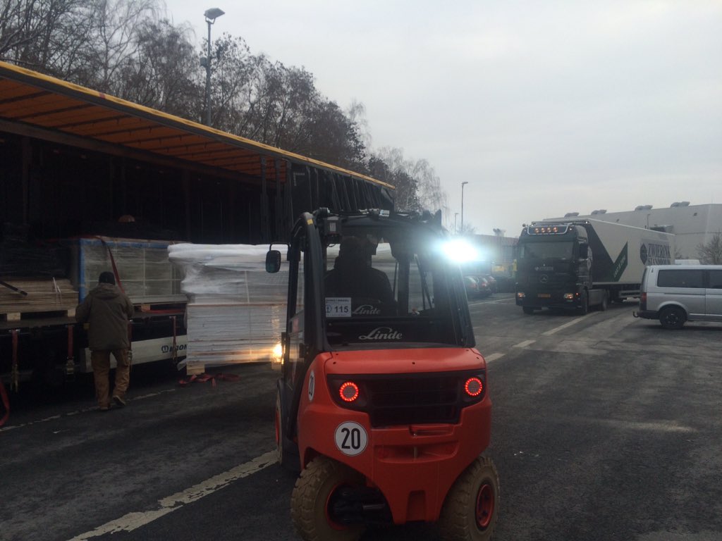 Killer1killer2's tweet photo. #ONSITE @IntToyFair @Allport_Exhib #UKDriver MEGAS &EU fleet #ONTIME #eventprofs #logistics traffic/crash PLAN B/C/D https://t.co/AkWs4wx9Pk