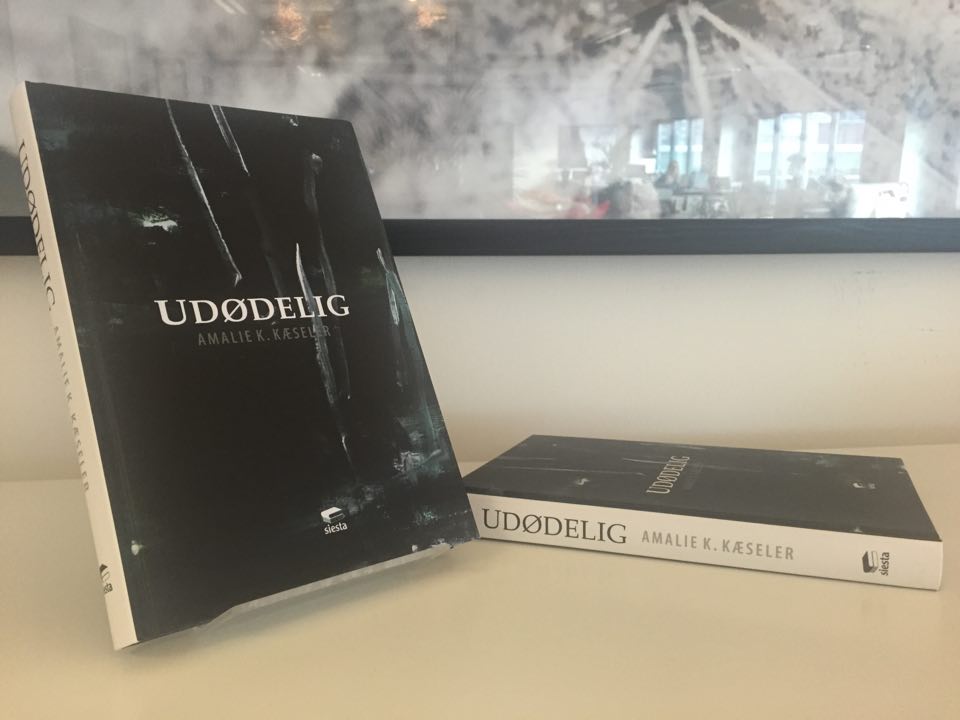 Ugens Bog er Udødelig af Amalie K. Kæseler som vi vil hygge os med i denne uge. Forsat god dag derude.