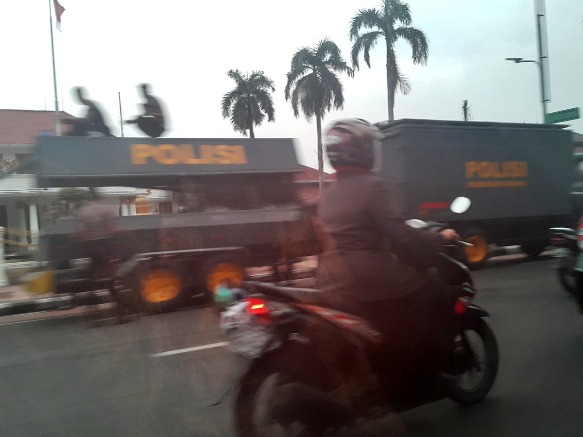 sweet_arie's tweet photo. @e100ss di grahadi dan pahlawan sudah banyak polisi..persiapan mengamankan demo..tapi blom macet https://t.co/Yg8Q2fkNMW