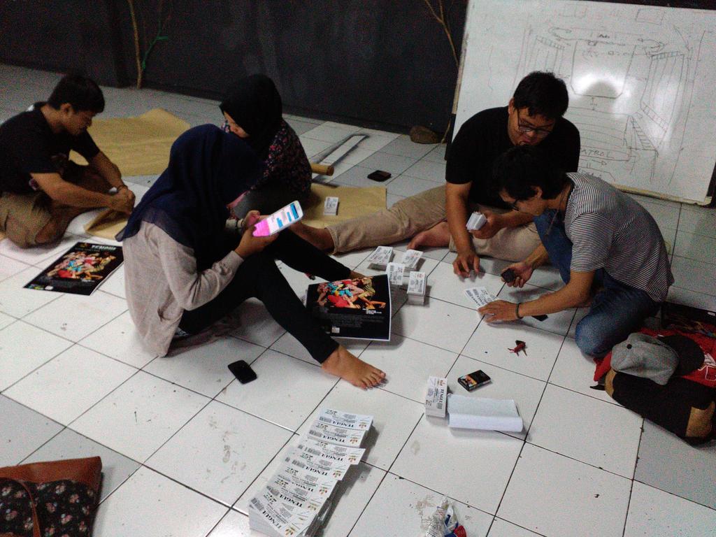 sanggar_kummis's tweet photo. Sdg mempersiapkan segala sesuatunya untuk pementasan di Taman Budaya Tegal. Tgl 30 Januari 2016 kita pentas di sana https://t.co/EW0qbK9iL8
