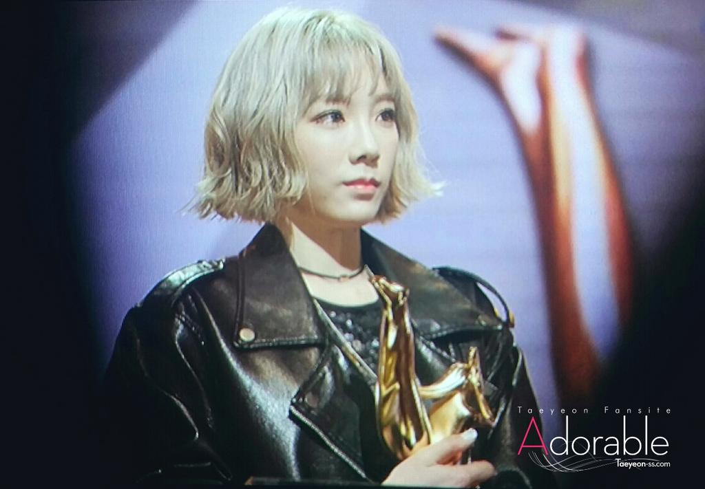 [PIC][20-01-2016]Hình ảnh mới nhất từ đêm Trao giải "2016 Golden Disk Awards" của TaeYeon và MC SeoHyun CZK-4UCVAAAq75I