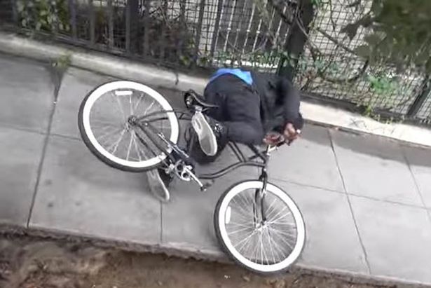 sbameriplan's tweet image. VIDEO:Bromistas preparan bici eléctri VIDEO: Pranksters prepare electric bicycle. bit.ly/1P5g0uX