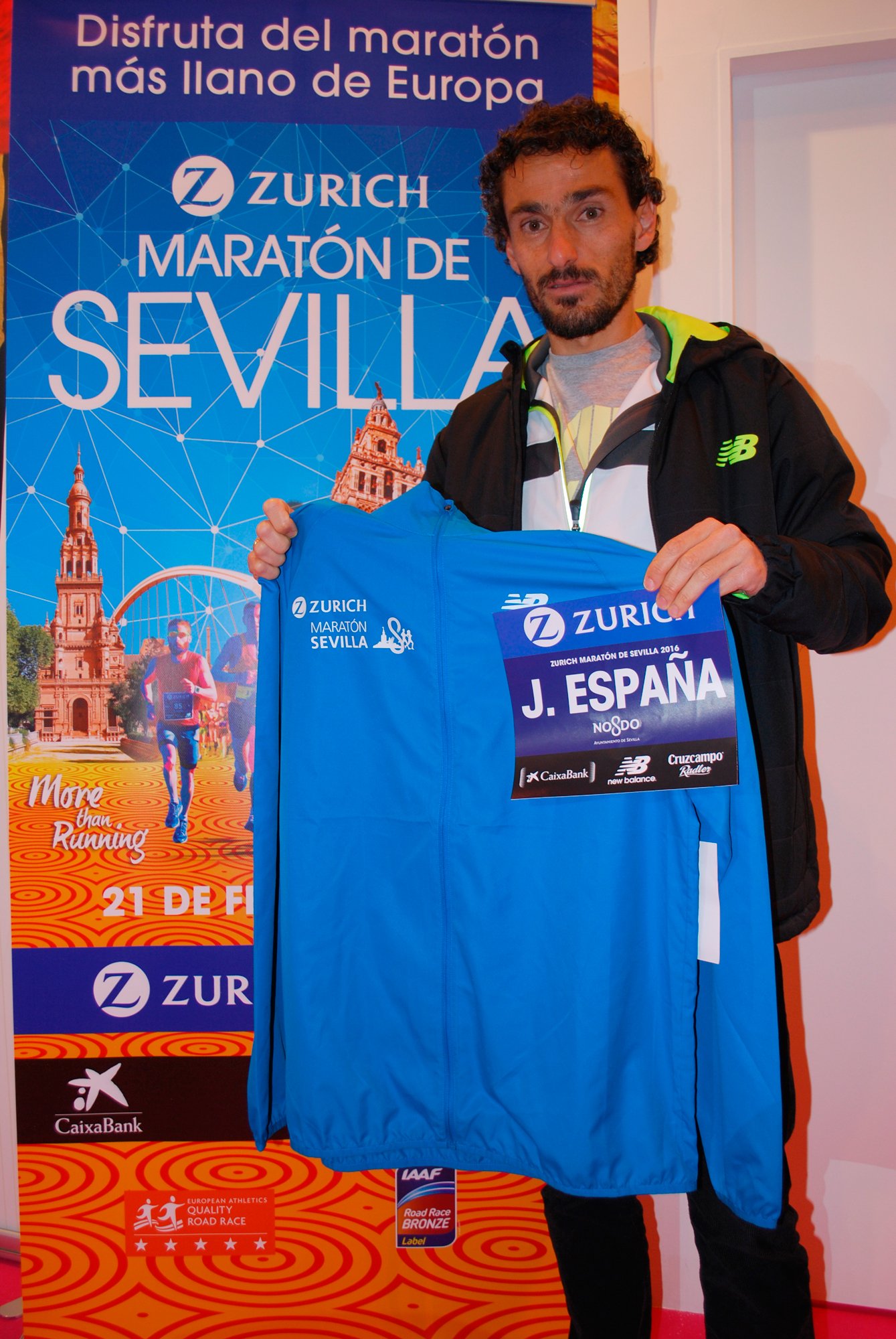 Zurich Maratón de Sevilla on Twitter: "Jesús España nos enseña el cortavientos que los participantes #ZurichMaratonSevilla16 https://t.co/iskdwnuosM" / Twitter