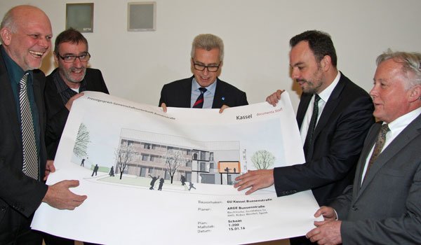 Bauvorhaben mit Modellcharakter: Stadt #Kassel& GWG planen #Wohnraum für #Flüchtlinge bit.ly/KasselerModell (mic) https://t.co/tAensNSs14