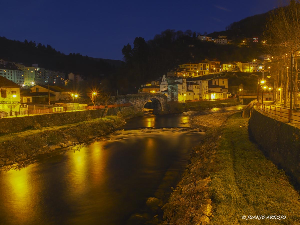 FOTOARROJO's tweet photo. #AsturiasEnFITUR. Cangas del Narcea, su río y su puente. https://t.co/DudgTnsfMF