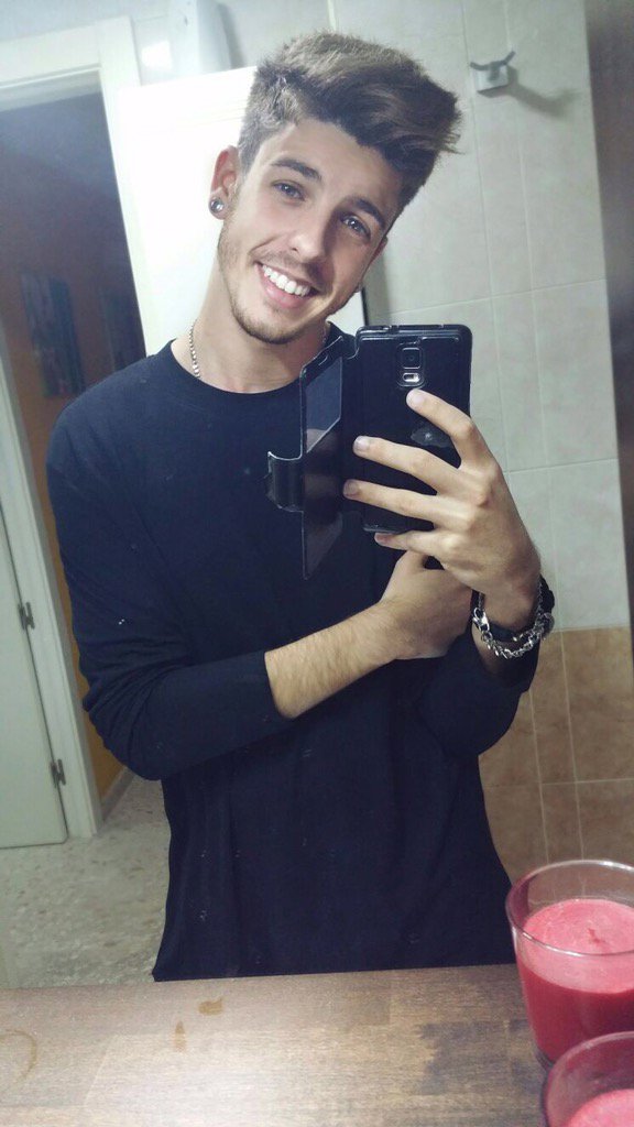 FranRozzano's tweet photo. Buenos días a todos!
Un poco de gym, book de fotos nuevo, grabación de nuevo cover, clases de canto, baile, a full.. https://t.co/0ckNohdXRn