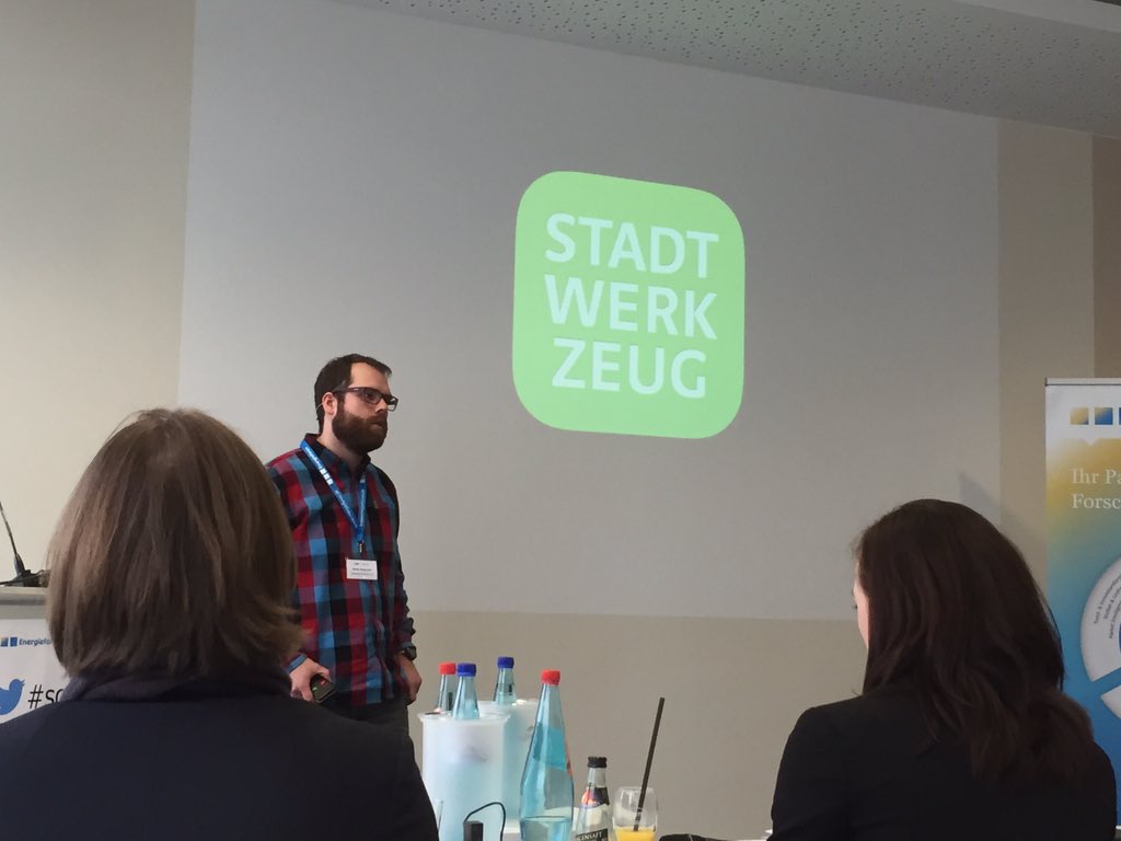 Sven_Boldt's tweet photo. Jetzt geht's App - mit dem #StadtWerkZeug von den Stadtwerken Düsseldorf #somefl https://t.co/0j9oW6Qvmo