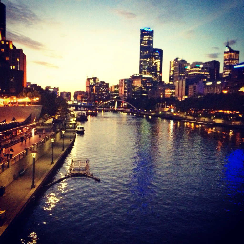MelbConventions's tweet photo. We really have one amazing looking city! #visitmelbourne #summer #bridgeview #swanstonstreet #evening #eventprofs https://t.co/pUNDwyRvRE