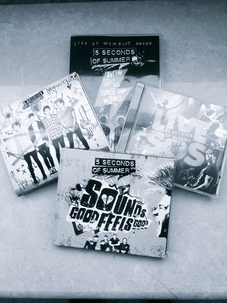 FindmeMike's tweet photo. I finally got them! โค๏ธ @5SOS #SoundsGoodFeelsGood #5secondsofsummer #HowDidWeEndUpHere #Live5sos https://t.co/SaWuCHhvFx