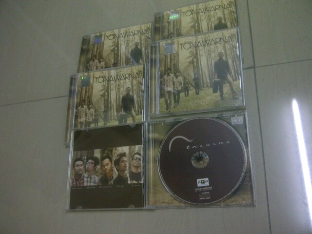 Cepat!RT <a href="/tonawarners/">Tonawarners!</a>: Korang dh beli debut album <a href="/tonawarna/">#nonatonawarna</a> ?whatsapp 017-6801471 sekarang!
