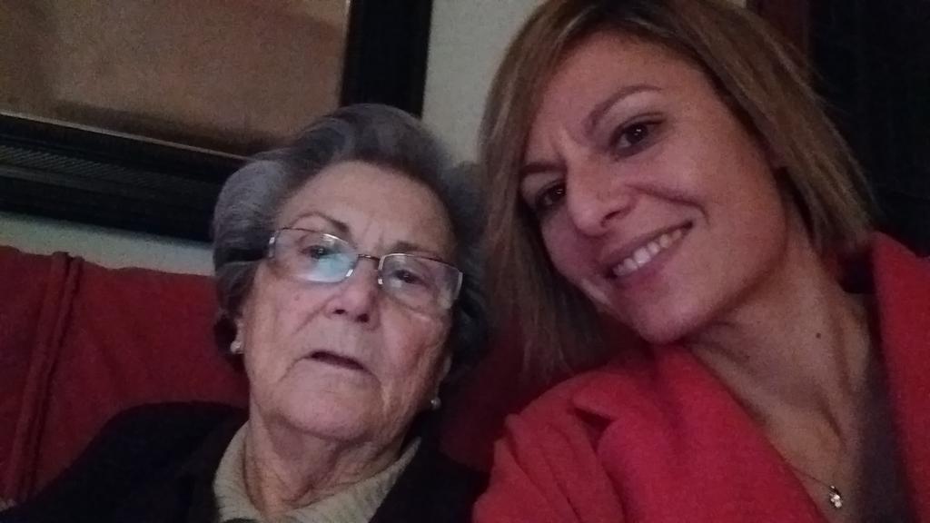 Andreap50730674's tweet photo. Mi abuela Charin y yo nos vamos a GranVia!!!!! 
#SelfieConTuAbuela  
#GraviadeMadrid #Quemetoque https://t.co/oCha2zbm12