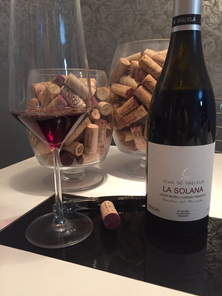 Atlántico muy fresco, afrutado , mineral especiado fácil de beber y persistente uva con carácter, me sorprendió