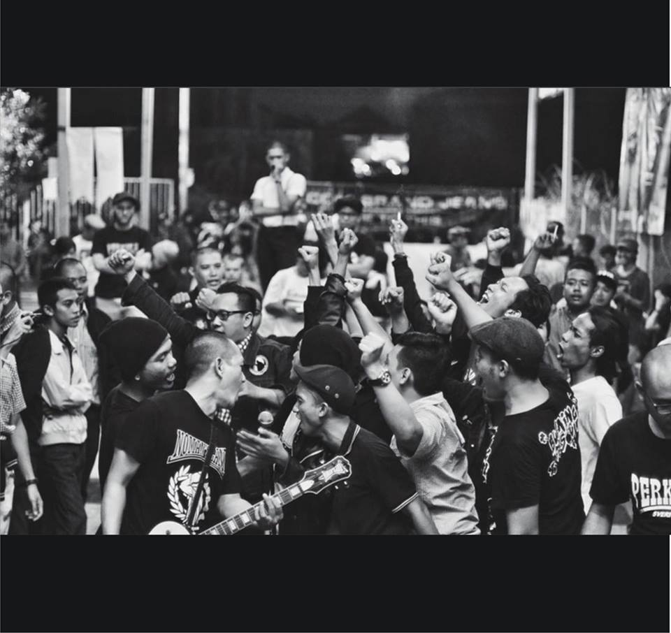 aggroshop69's tweet photo. No Man's Land live in Sidoarjo (East Java, Indonesia), 17 Januari 2016. Pic by RTSphotograph #Indonesia #skinhead https://t.co/pdH28999n4