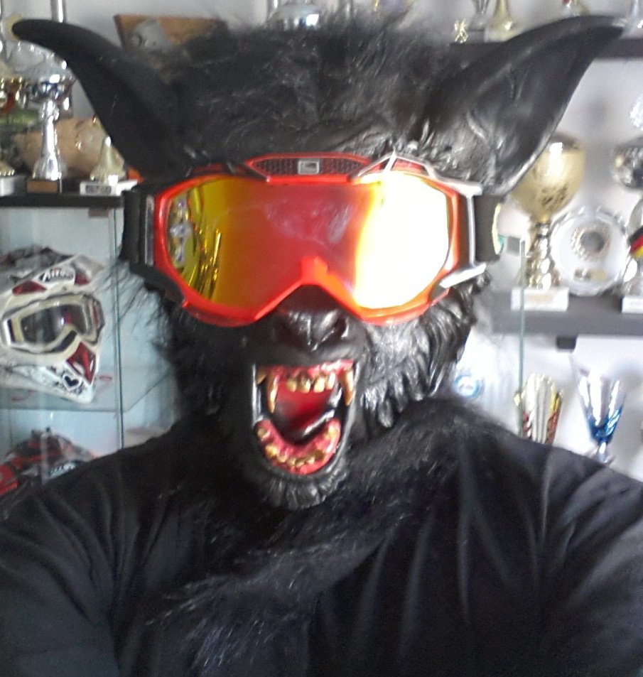 Ey, Rotkäppchen, deine Großmudda is so behaart, die rasiert sich mit 'ner Kettensäge
bit.ly/1PEKYXg