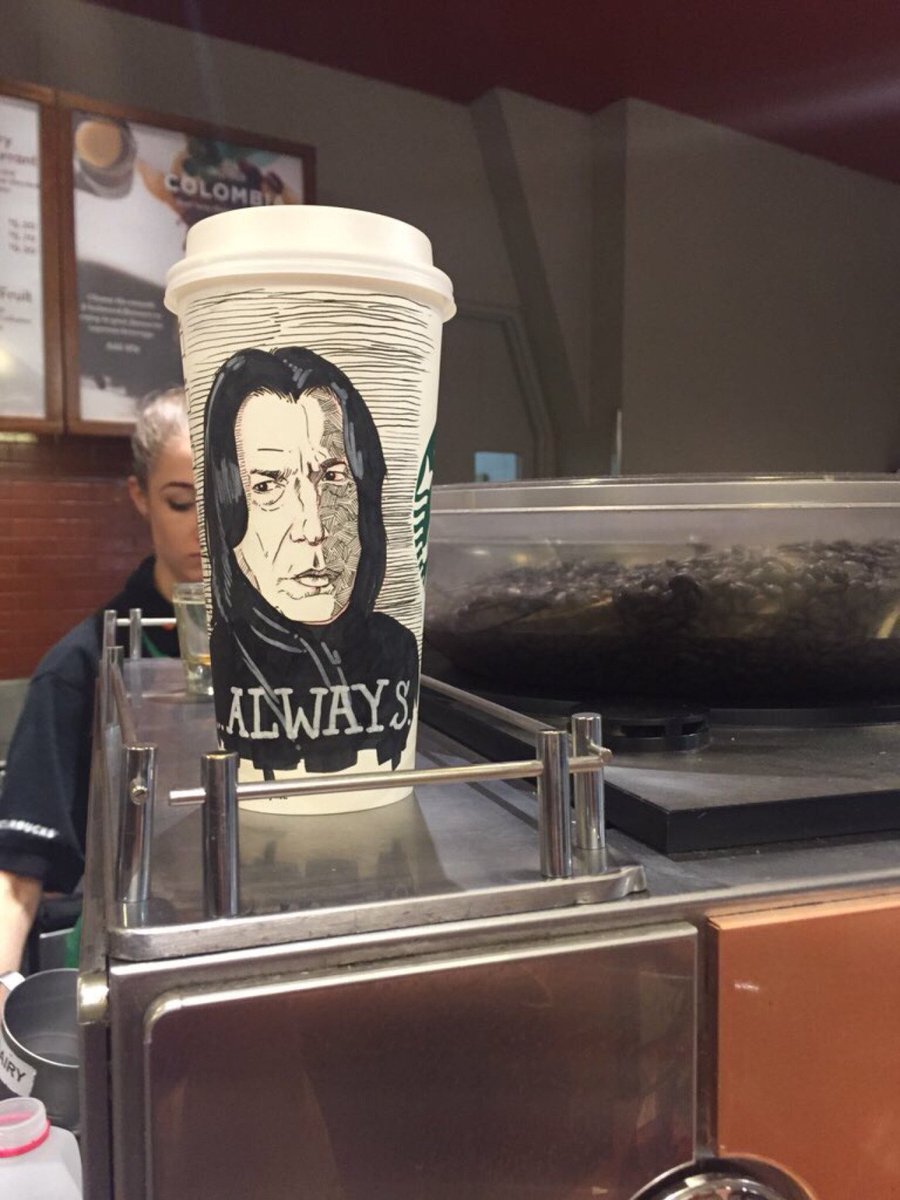 TweetsHogwarts's tweet photo. Tributo de @Starbucks a Alan Rickman y David Bowie en sus vasos para el café: https://t.co/MYJjHFUtnW