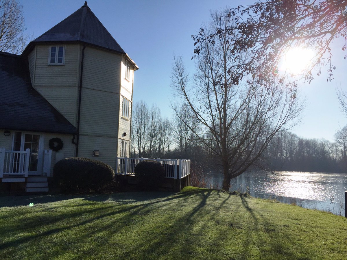 WatermarkHols's tweet photo. #frostymorning #PictureOfTheDay #Cotswolds #waterfront #lakeside2016 #vacation #weekendsunshine Call 01285869181 https://t.co/YsKKpZjhxL