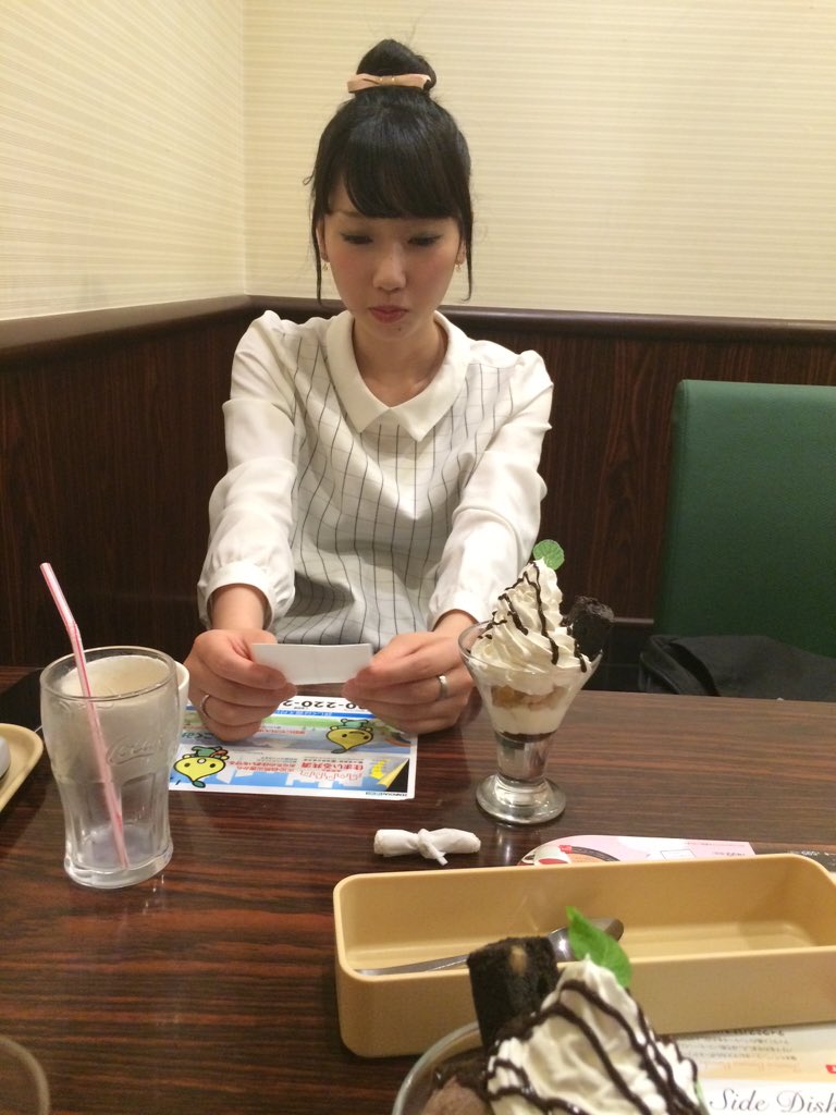 le9ame_ma3's tweet photo. また大好きなお姉さまとバイバイだ〜(´･ｰ･̥`)
今日でちゃっぴーこと文栄さんと一緒に働けるの最後だった(´×ω×｀) 
先輩がどんどん辞めていっちゃって悲しい寂しい
とりあえず大好き https://t.co/sWtwJMRhEw