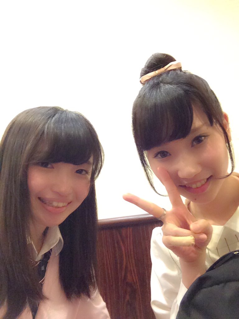 le9ame_ma3's tweet photo. また大好きなお姉さまとバイバイだ〜(´･ｰ･̥`)
今日でちゃっぴーこと文栄さんと一緒に働けるの最後だった(´×ω×｀) 
先輩がどんどん辞めていっちゃって悲しい寂しい
とりあえず大好き https://t.co/sWtwJMRhEw