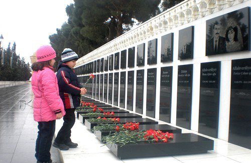 Sovyet birliklerinin yaptığı katliamda şehit olan Azerbaycanlı soydaşlarımızı saygıyla anıyoruz

#20Yanvar
@GaniraP