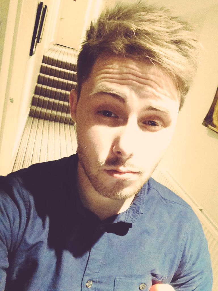 FRUNKE_OFFICIAL's tweet photo. And boom the regime of work continues #happywork #vlogger https://t.co/hzeiCNGKcp