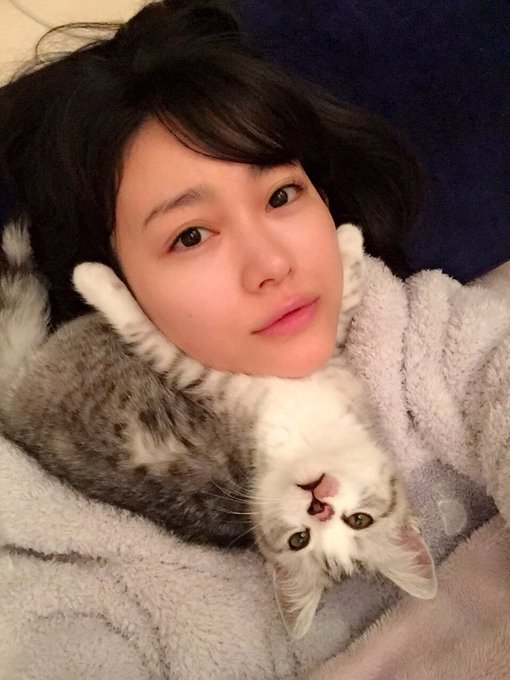 横になってるとずっと顔の側にくっついてる甘えんぼのはまちくん。 でも油断すると結局ガブリっ  #西野はまち #スコティッシュフォールド #ねこ #cat https://t.co/F1Lafeb2ny<a href="/tag/%E8%A5%BF%E9%87%8E%E3%81%AF%E3%81%BE%E3%81%A1"class="tags">#西野はまち</a><a href="/tag/cat"class="tags"><span>#cat</span></a><a href="/tag/%E3%81%AD%E3%81%93"class="tags"><span>#ねこ</span></a><a href="/tag/%E3%82%B9%E3%82%B3%E3%83%86%E3%82%A3%E3%83%83%E3%82%B7%E3%83%A5%E3%83%95%E3%82%A9%E3%83%BC%E3%83%AB%E3%83%89"class="tags"><span>#スコティッシュフォールド</span></a>