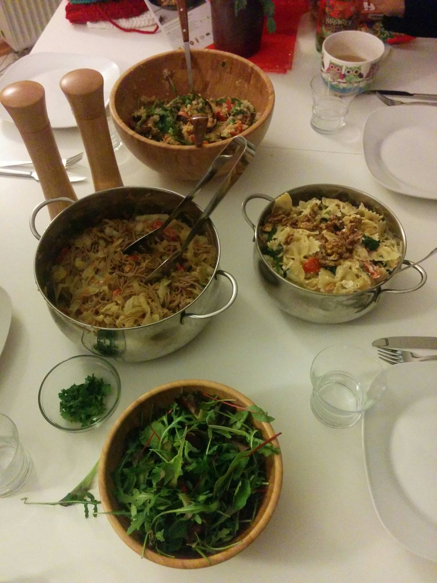 TheRike25's tweet photo. #Dinner mit Freunden #Hellofresh Gerichte  und zum #Dessert lecker #Donuts https://t.co/uXDuXdd3fk