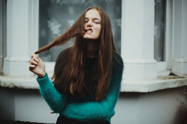 jongsukptr's tweet image. Huele a rosas y se enciende en fuego, como la preciosa esencia de la nada. Como el todo hecho trizas. Así es ella.