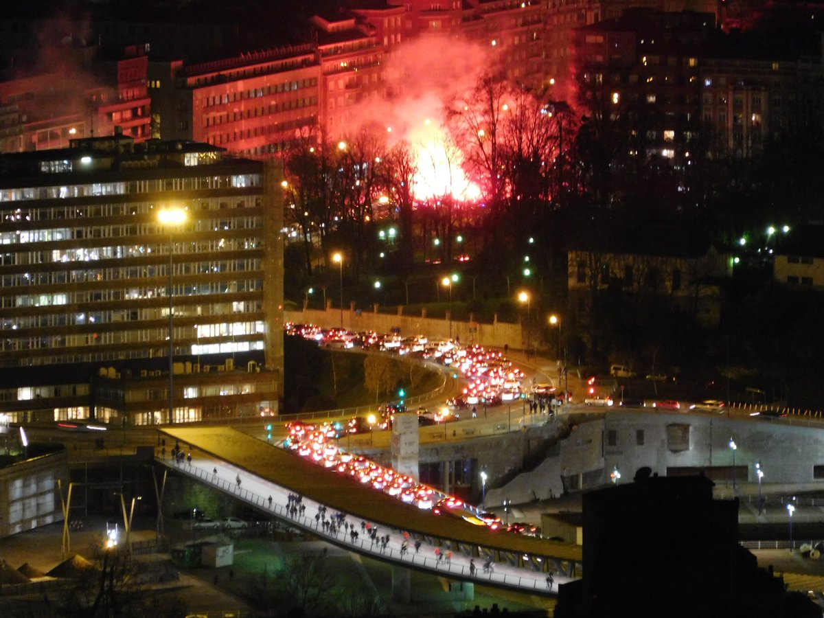 menimenemora's tweet photo. Sabino Arana en rojo recibiendo al autobus del @AthleticClub https://t.co/sIGXIcGQJX