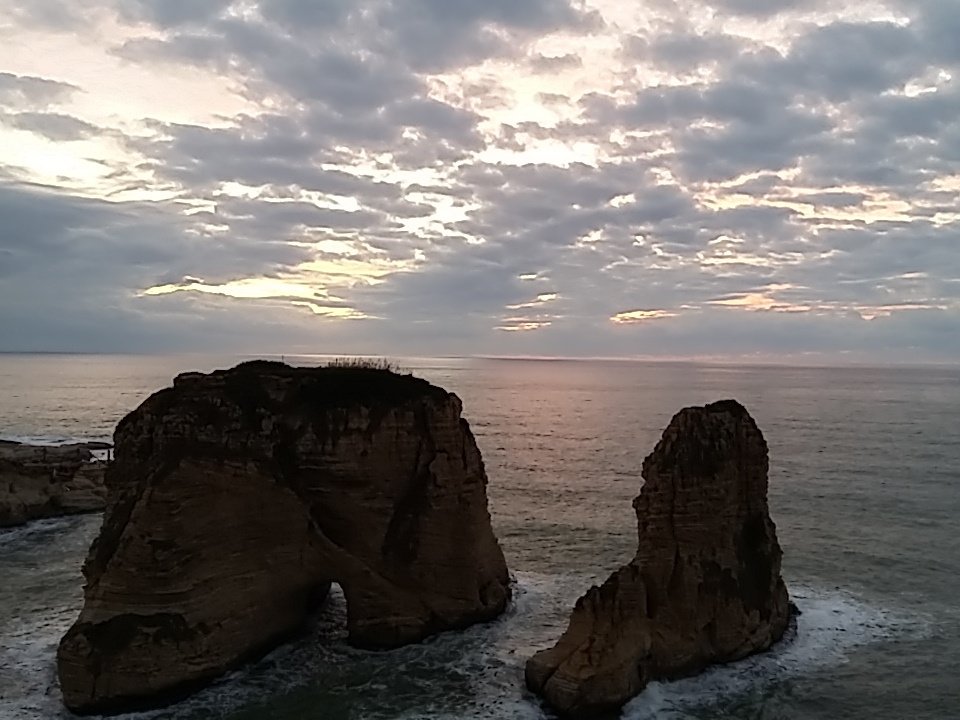 fabulousLebanon's tweet photo. صخرة الروشة بيروت https://t.co/eEfm3EFh3k