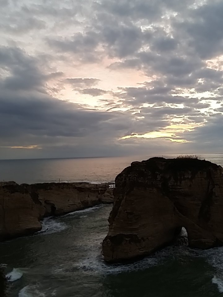 fabulousLebanon's tweet photo. صخرة الروشة بيروت https://t.co/eEfm3EFh3k