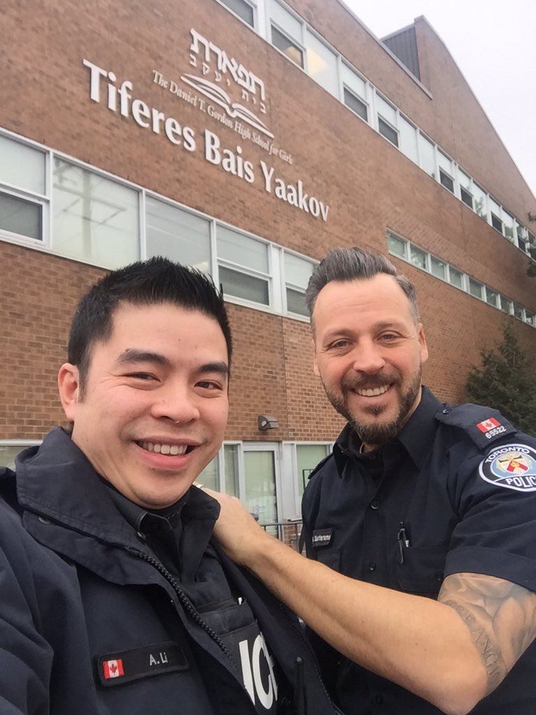 AlexLiComms's tweet photo. Always a pleasure to team up w/ @LockdownCop to ensure our schools are safe in @cityoftoronto #CommunityEngagement👍🏻 https://t.co/jvPrcjYshE