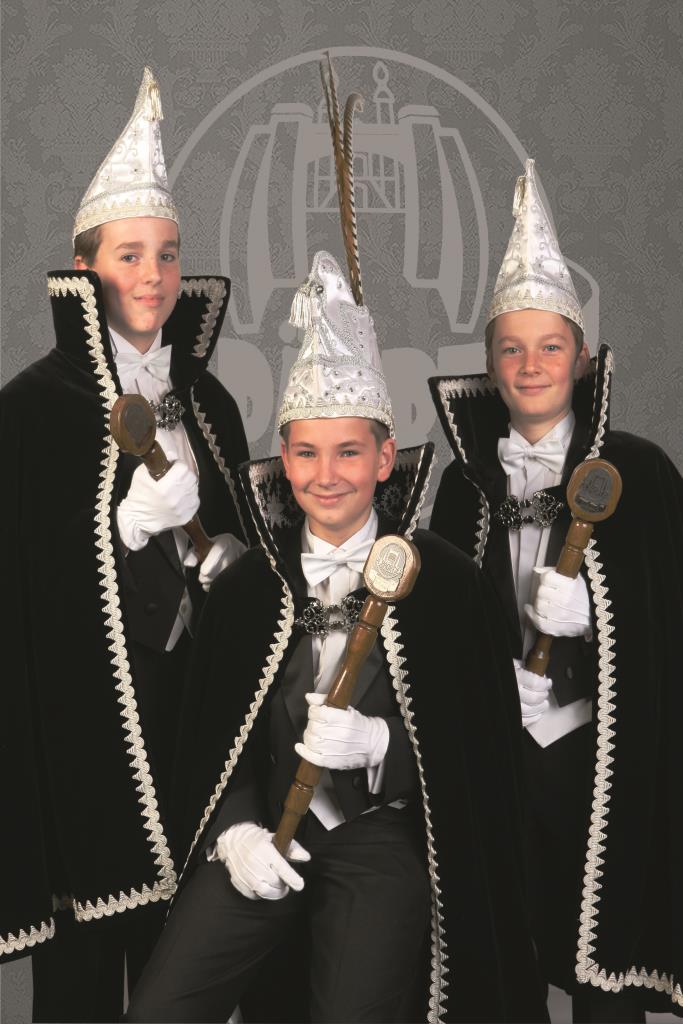 Trio van de Päörtjes Prins Jeremy 1 (Vullings) vormt samen met zijn adjudanten ... tinyurl.com/zx25hhq