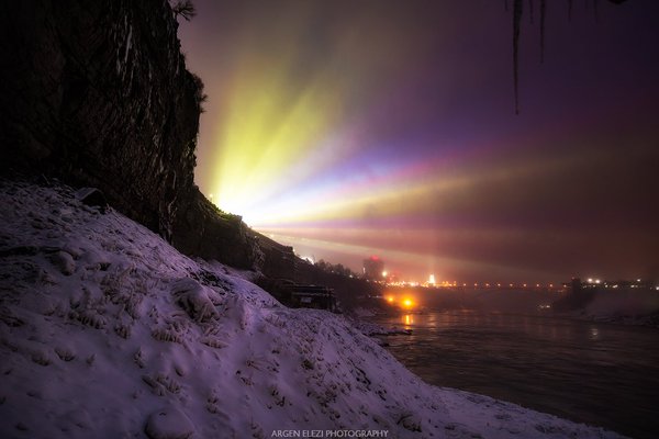 NiagaraParks's tweet photo. Journey Behind the Falls during the nightly Falls Illumination. #DiscoverON #ExploreCanada Photo: @ArgenElezi https://t.co/rwHqmaHR9c