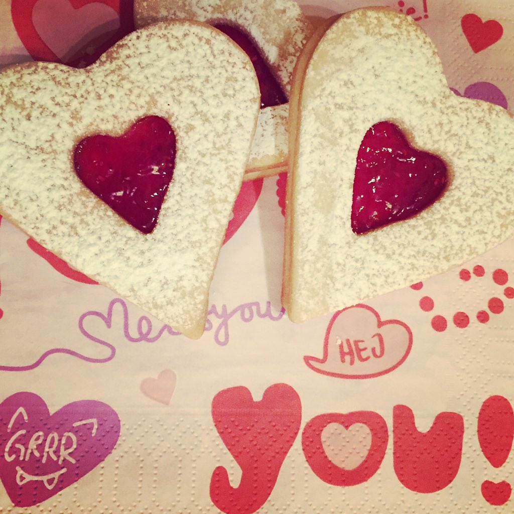 andreayrafa2004's tweet photo. Linzer cookies #love #valentines https://t.co/DOVhpLBTuc