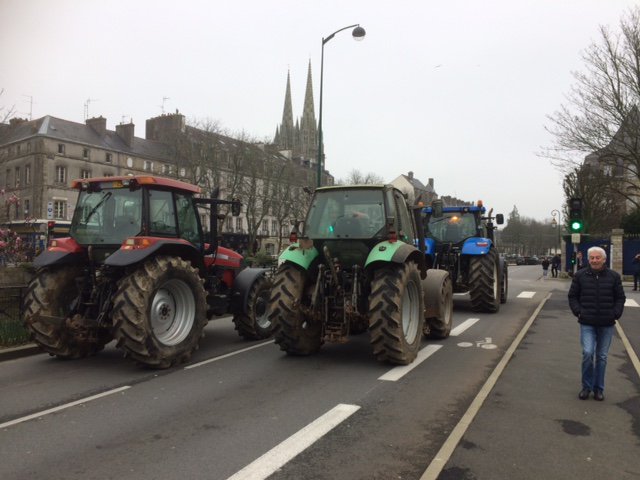 france3Bretagne's tweet photo. Alors que la RN12 est bloquée par les agriculteurs #blocageRN12 manifestation à #quimper
https://t.co/tcaLqQAYuz https://t.co/h4Dk8mapTl