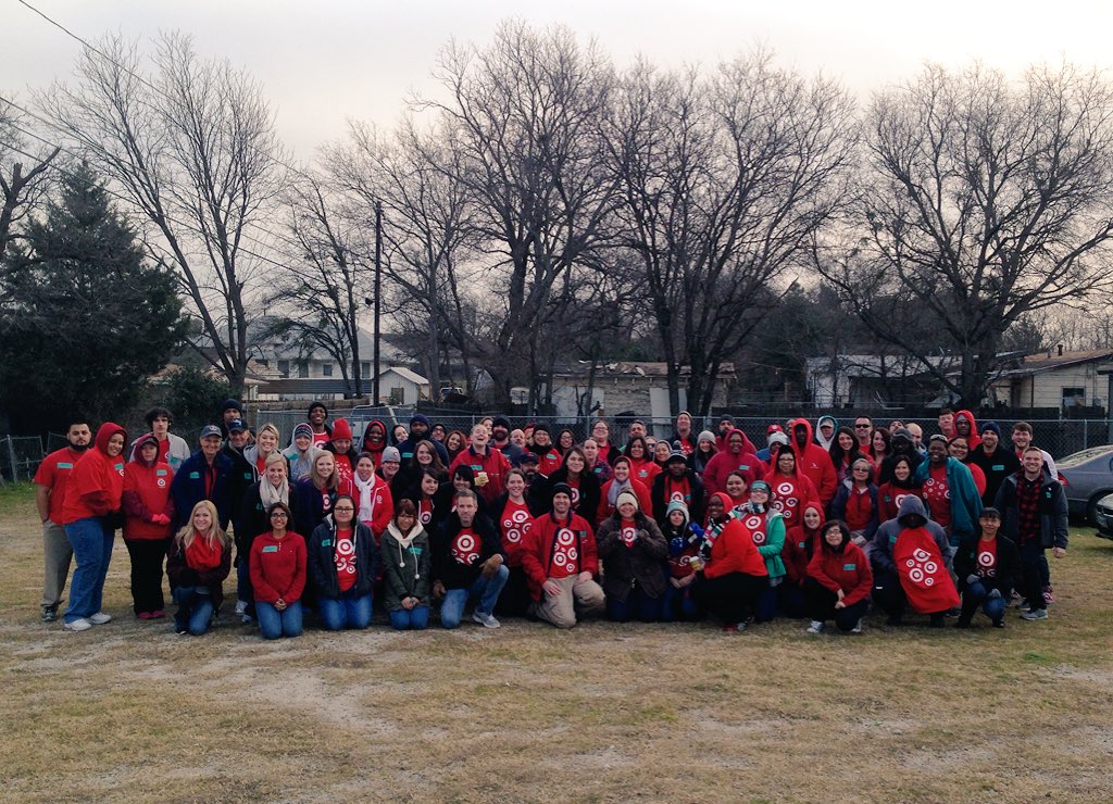 GarySmouse's tweet image. What an amazing turnout for #MLKDAY by our #TargetVolunteers from D352 &amp;amp; D321 giving back to #HabitatForHumanity