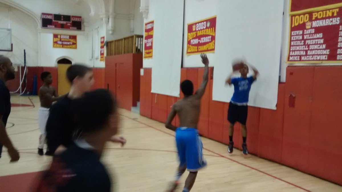 MercyHoops's tweet photo. Fray shooting w/ Fiq closing out https://t.co/AbduGGQOTl